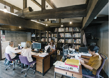 京都建築設計デザイン事務所アイプランニング（醍醐）の事務所の様子。和風のあたたかな印象のオフィスです